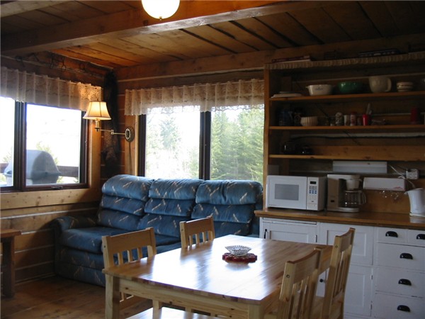 Log Cabin cozy living at Historic Reesor Ranch.